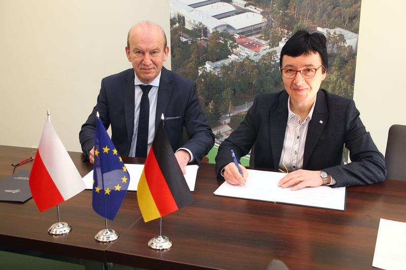 Der Generaldirektor des PIWet, Prof. Dr. Stanislaw Winiarczyk und FLI-Präsidentin Prof. Dr. Christa Kühn, unterzeichneten heute die Kooperationsvereinbarung der beiden Institute