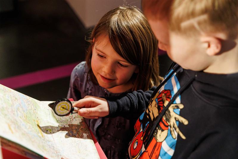 Passend zur neuen Sonderausstellung »Von hier nach dort« gibt es den Workshop »Mit Karte und Kompass«, bei dem die Kinder ihre eigene Karte gestalten können.