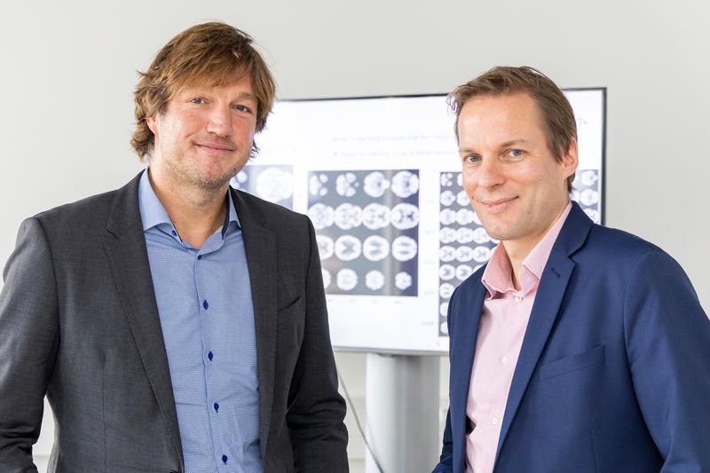 Forschen an einem neuen Ansatz in der Alzheimer-Diagnostik: Mathematiker Prof. Dr. Andreas Weinmann (links) ist Experte für Computer Vision und KI, Physiker Prof. Dr. Johannes Gregori hat sich auf medizinische Bildverarbeitung spezialisiert.