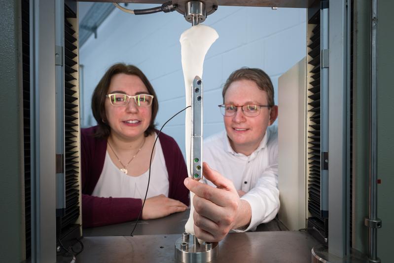 Die Nachwuchswissenschaftler Susanne-Marie Kirsch (l.) und Felix Welsch mit dem Prototyp des smarten Implantats, der auf der Hannover Messe gezeigt wird.