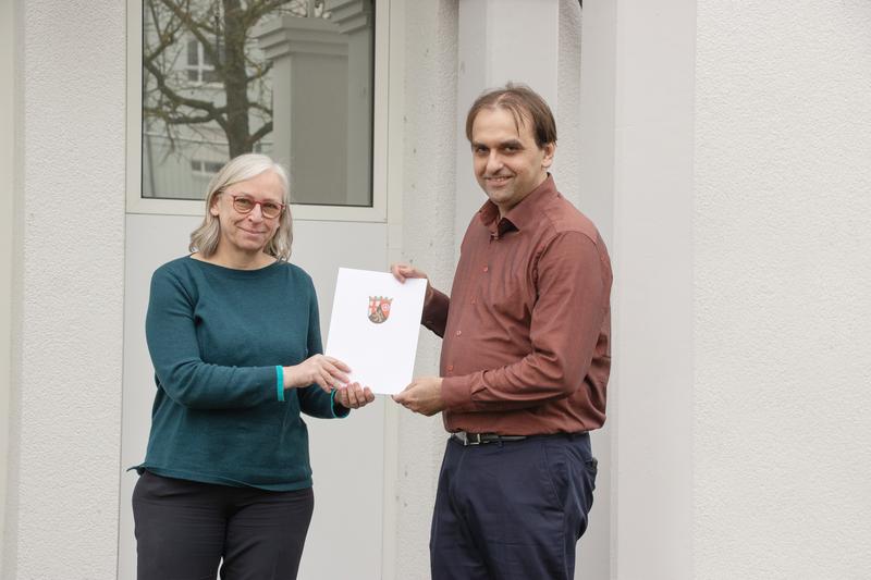 Prof. Dr. Antje Krause, Präsidentin der TH Bingen, überreicht Prof. Dr. Daniel Kulesz die Ernennungsurkunde