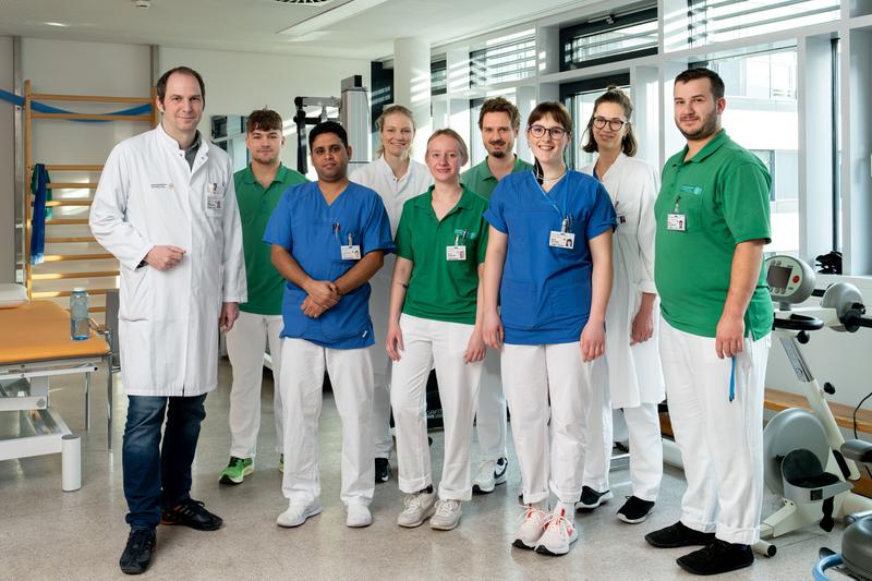 Prof. Björn Falkenburger und sein Therapeuten-Team versorgen Patientinnen und Patienten in der zertifizierten Parkinson-Spezialambulanz am Uniklinikum Dresden.