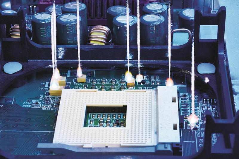 Components or modules are analyzed with LIBS in order to secure valuable raw materials in electronic waste. After excitation with a high-energy laser pulse, plasma is formed from which the atomic fingerprint of the material can be read using spectroscopy.