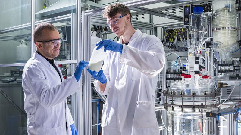 Litona-Gründer Sebastian Büchele zeigt eine Flasche des Energiespeichermaterials Preußisch Weiß für Natrium-Ionen-Batterien. (Foto: Markus Breig, KIT)