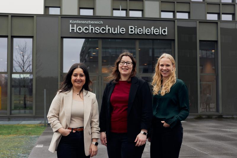 Nojin Malla Mirza (l.) und Tessa Strümpfler (r.) gehören zu den ersten, die das Promotionskolleg nutzen. Dr. Julia Pieper (m.) unterstützt sie.