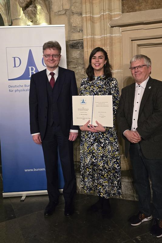 Dr. Mariana Rossi mit Prof. Dr. Robert Franke (l.) und Prof. Dr. Ralf Ludwig (r.), dem 2. und 1. Vorsitzenden der Deutschen Bunsen-Gesellschaft.