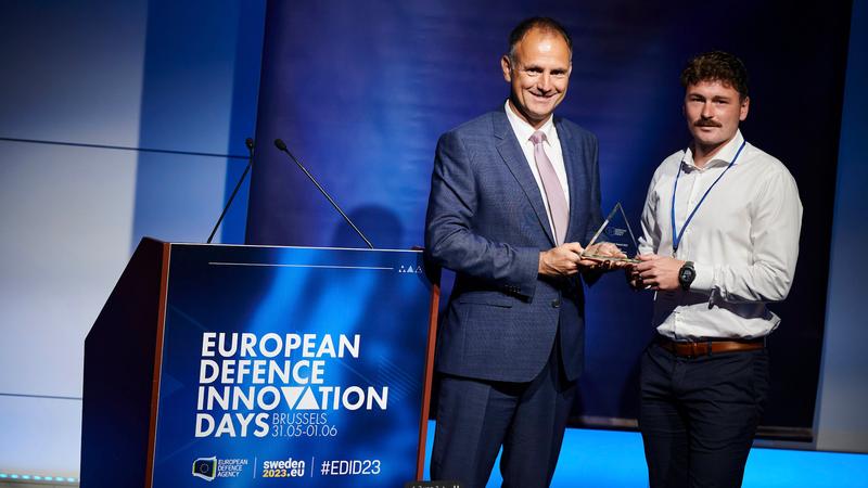 „EDA Research, Technology, and Innovation Papers Award 2023" für Johannes Loevenich (r.). Die European Defence Agency (EDA) zeichnet damit eine von ihm neu entwickelte Methodik zur Verbesserung der taktischen Kommunikation aus.