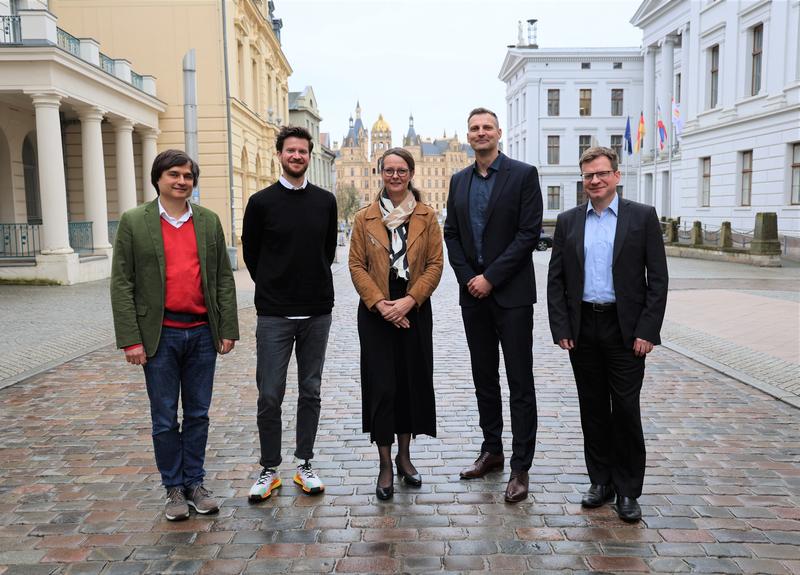 Das Foto zeigt v.l.: Junior-Prof. Dr. Roman Dubasevych, Dr.-Ing. Hendrik Christoph Jansen, Wissenschaftsministerin Bettina Martin, Prof. Dr. Andreas Schlundt, Prof. Dr. Thomas Kalinowski 