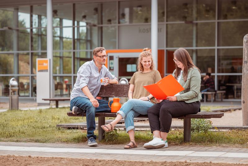 Sebastian Kreimer (links) organisiert mit dem CSR-Office die Ringvorlesung „Nachhaltige Entwicklung“ an der FH Dortmund. Die insgesamt 12 Vorlesungen wie auch die Podiumsdiskussion sind offen für alle Interessierten.