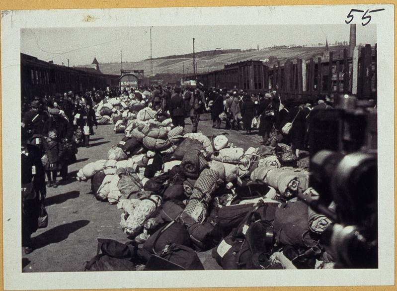 Fotos als Zeitdokumente der „Züge in den Tod“ bewahrt das Staatsarchiv Würzburg im Bestand „Gestapostelle Würzburg“ auf. 