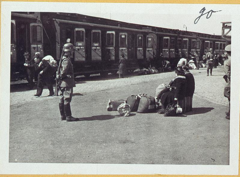 Fotos als Zeitdokumente der „Züge in den Tod“ bewahrt das Staatsarchiv Würzburg im Bestand „Gestapostelle Würzburg“ auf. 