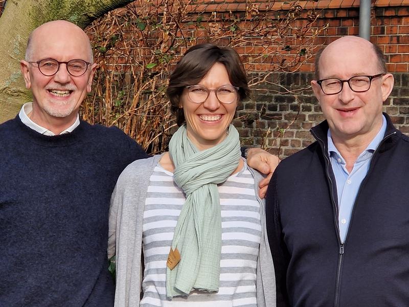 Sen.-Prof. Dr. Johannes Hegemann (l.) ist der stellvertretende Sprecher der Manchot-Graduiertenschule MOI V, Prof. Dr. Klaus Pfeffer ist der Sprecher, Dr. Stephanie Spelberg die Wissenschaftliche Koordinatorin. 