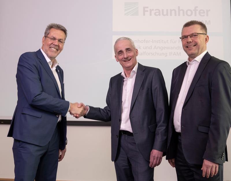 Prof. Dr.-Ing. Matthias Busse was bid farewell to his retirement by Prof. Dr. Bernd Mayer and Prof. Dr.-Ing. Thomas Weißgärber (from left to right). They will now jointly lead Fraunhofer IFAM into the future. © Fraunhofer IFAM