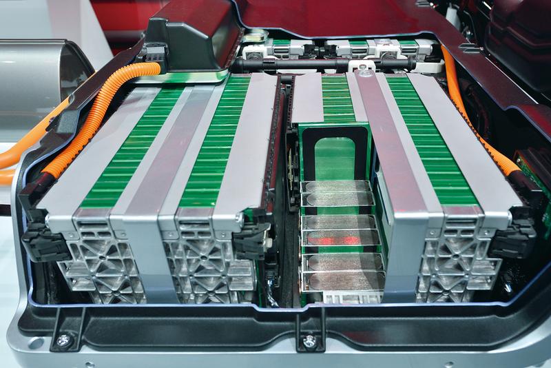 Ab Februar 2027 benötigen alle in der EU neu auf den Markt gebrachten Traktionsbatterien über 2 kWh, die etwa in Elektrofahrzeugen verbaut werden, einen digitalen Batteriepass. 