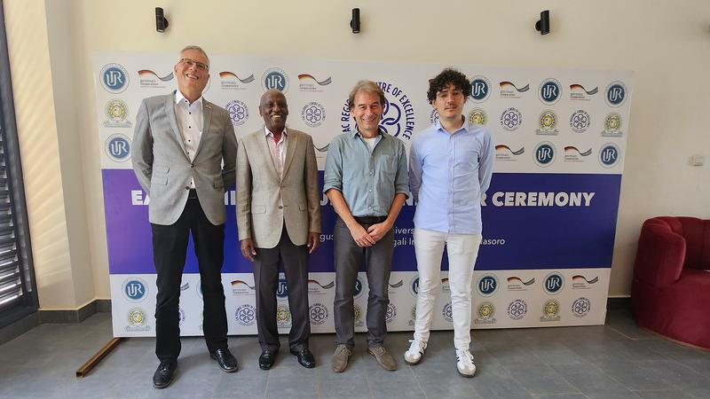  Projekt BioMex an der Universität Ruanda: M. Bludau (zfh), Dr. Stephen Karengera (Director), Prof. Dr. MJ Lehmann (TH Bingen), Ruben Faller (GIZ) (v.l.n.r.) 