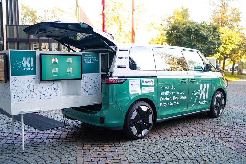 The KI-Infomobil brings experts and demonstrators to businesses.
