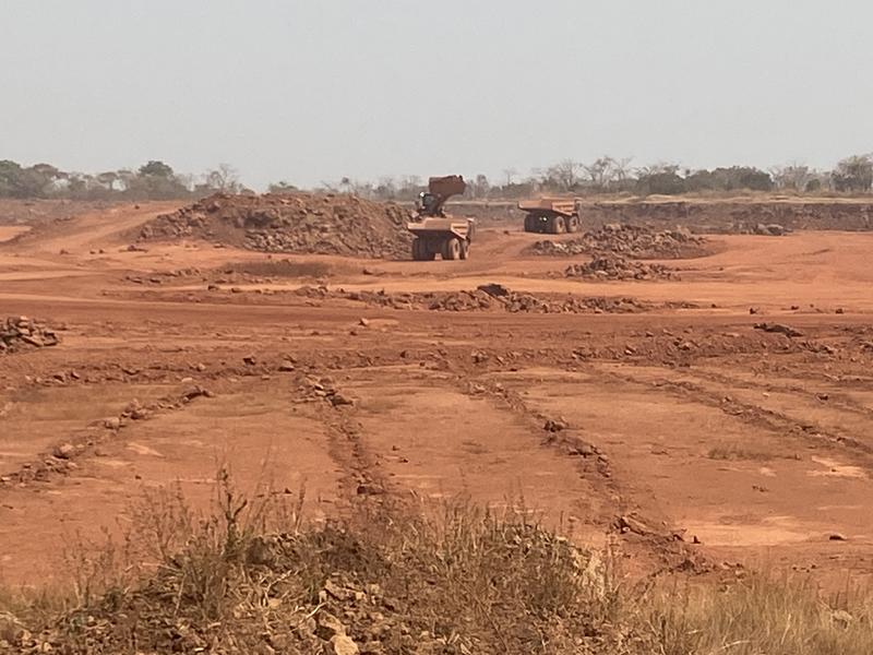 Bauxit-Abbau in Guinea. Die Region ist gleichzeitig Lebensraum für Schimpansen.