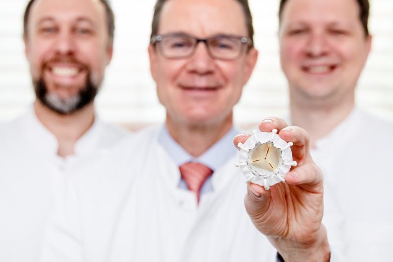 Innovation: Professor Kempf, Professor Bauersachs and Dr. Berliner present the new prosthesis for the tricuspid valve. 