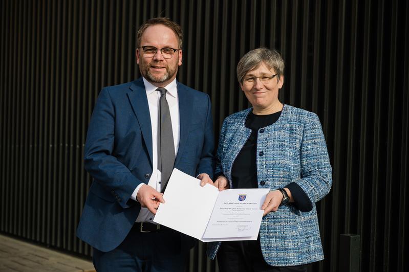 Wissenschaftsminister Timon Gremmels überreicht der neuen JLU-Präsidentin Prof. Dr. Katharina Lorenz die Ernennungsurkunde.