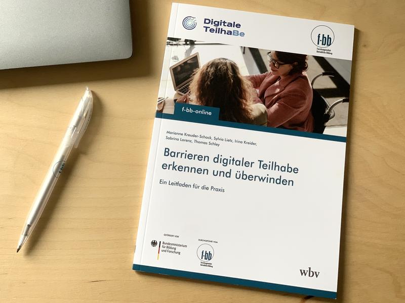 Abbildung Leitfaden "Barrieren digitaler Teilhabe erkennen und überwinden"