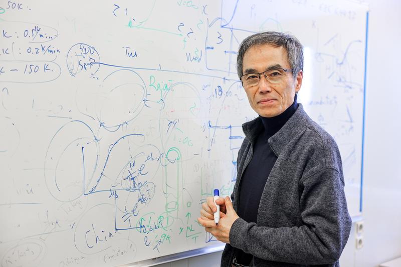 Weltweit führender Wissenschaftler auf dem Gebiet der molekularen Quantenmaterialien: Prof. Kazushi Kanoda ist als Humboldt-Forschungspreisträger an der Universität Stuttgart zu Gast.