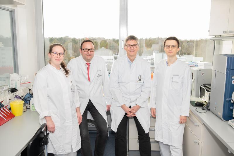 (v. l. n. r.) Dr. Anna-Laura Potthoff, Assistenzärztin der Klinik für Neurochirurgie; Prof. Hartmut Vatter, Direktor der Klinik für Neurochirurgie, Prof. Ulrich Herrlinger und PD Dr. Matthias Schneider.