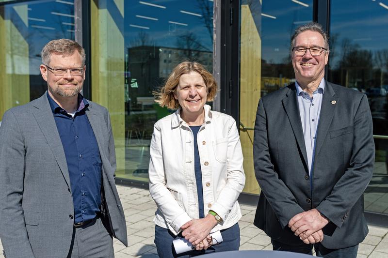 Prof. Dr. Daniela Thrän hands over the DBFZ research department "Bioenergy Systems" to Dr. René Backes (left)