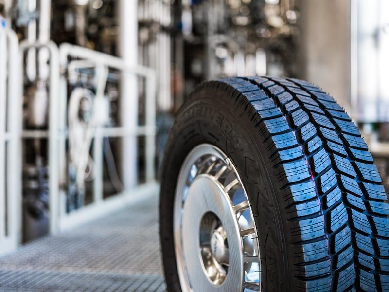Innovative, bio-based rubber types are supposed to enable car tires with so far unprecedented properties in the future. 