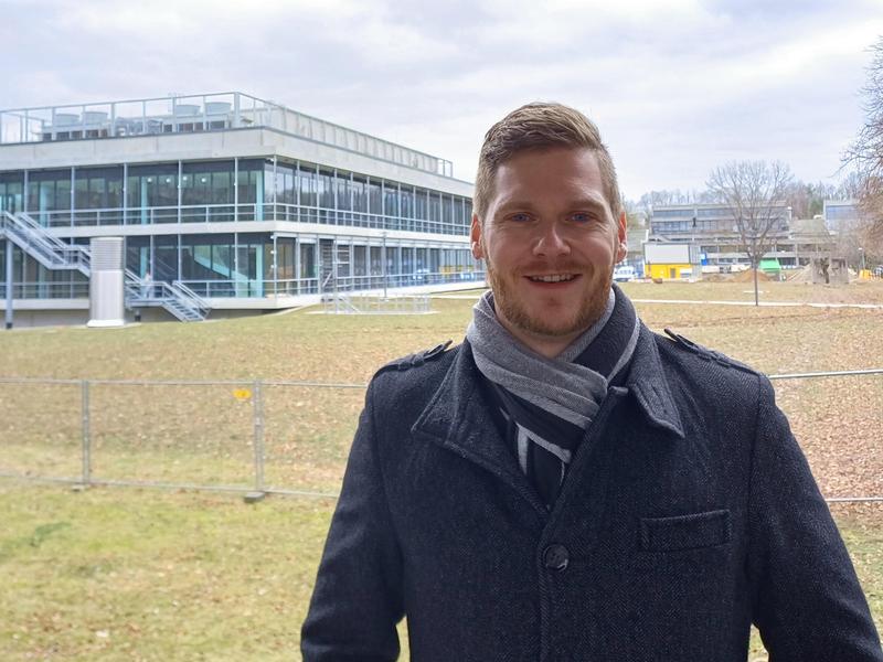 Dr. Fabian Mooshammer vor dem neuen Forschungszentrum RUN 