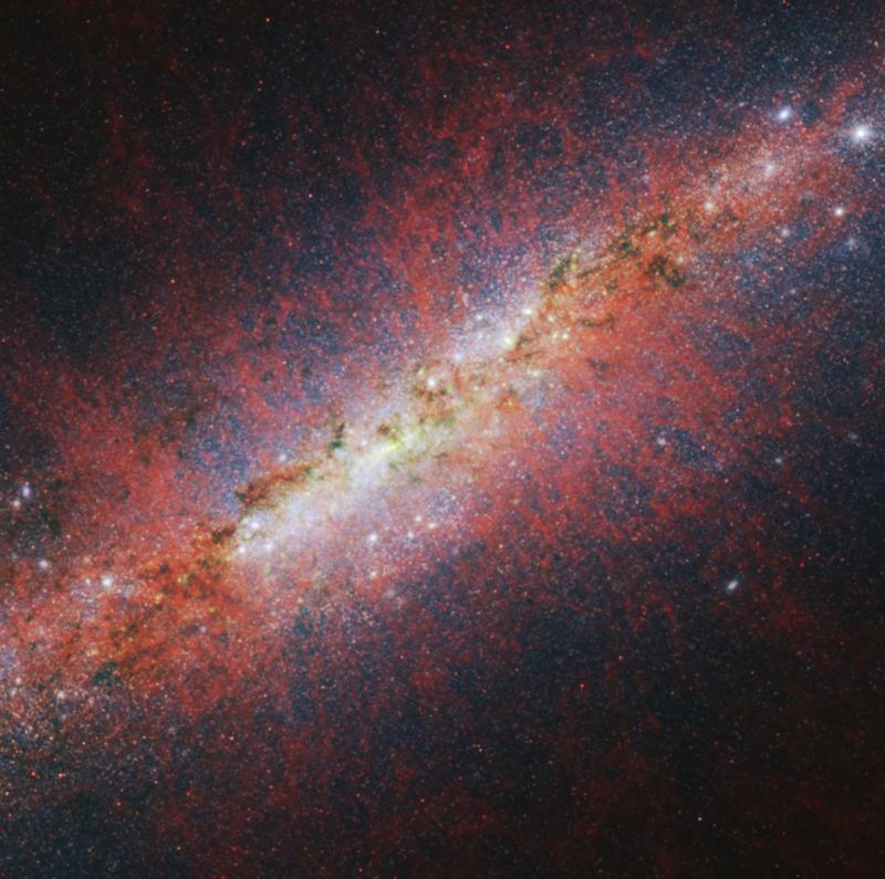 Dieses Bild von JWSTs NIRCam (Near-Infrared Camera) hebt die Emission von rußigen Chemikalien hervor, die als polyzyklische aromatische Kohlenwasserstoffe (PAK) bekannt sind und die die Form des galaktischen Windes von M 82 nachzeichnen.