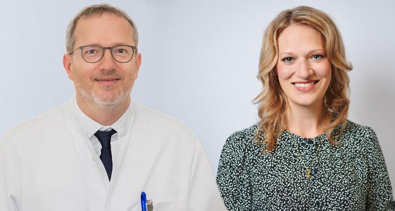 (v. li.) Prof. Franz-Josef Kramer und Dr. Katharina Elanzew setzen sich für ein praxisnahes OSCE-Prüfungskonzepts ein, um die manuellen und kommunikativen Fertigkeiten der Studierenden der Zahnmedizin besser abfragen zu können.