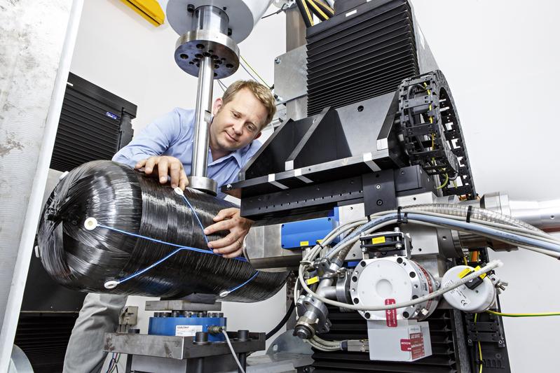 Der HyMon-Drucktank wird im Fraunhofer LBF vorgeschädigt. Die Acoustic Emission Sensoren detektieren Schäden am Tank und liefern Daten für Berechnungsmodelle.