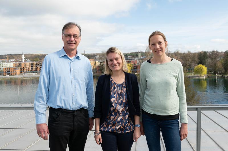 Das erfolgreiche FIT-Antragsteam der HTWG (v.l.r.): Prof. Dr. Thomas Birkhölzer (Vizepräsident Lehre, Qualität und digitale Transformation), Verena Gründler (Direktorin Akademisches Auslandsamt), Jasmin Waurich (Stv. Direktorin Akademisches Auslandsamt)