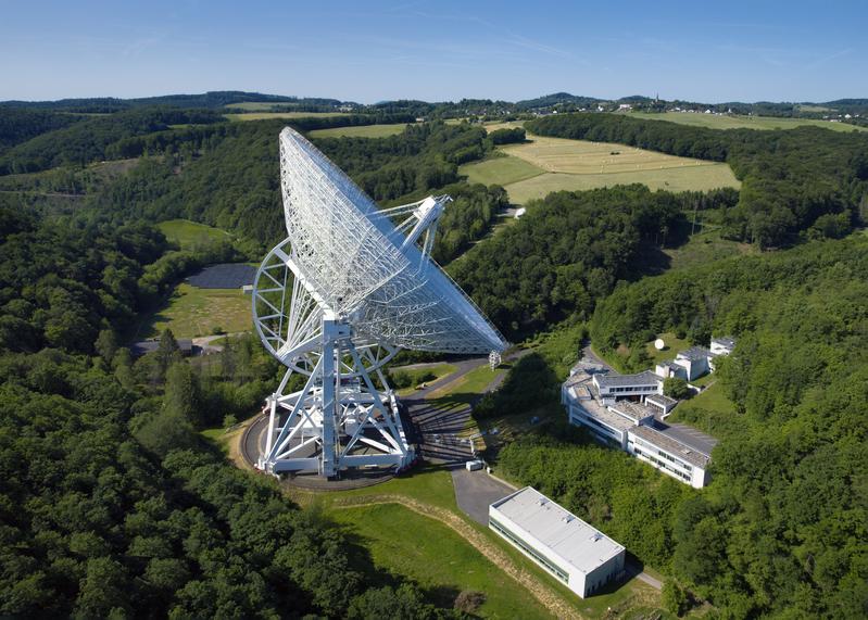 Das Radio-Observatorium Effelsberg im Luftbild mit 100-m-Radioteleskop und LOFAR-Antennenfeld.
