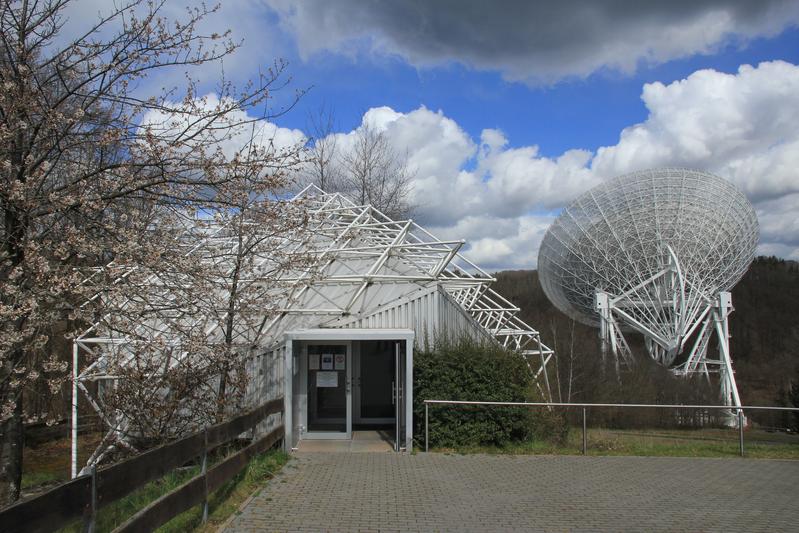 Der Besucherpavillon am Radioteleskop Effelsberg, in dem seit 2024 die astronomischen Vorträge stattfinden (April und Oktober, jeweils samstags um 17:00 Uhr).