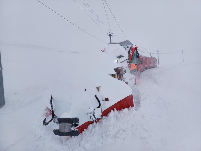 Der Morgenzug der Berninabahn kämpft sich am 29. März mit vorgespanntem Spurpflug durch den Triebschnee über den Berninapass.