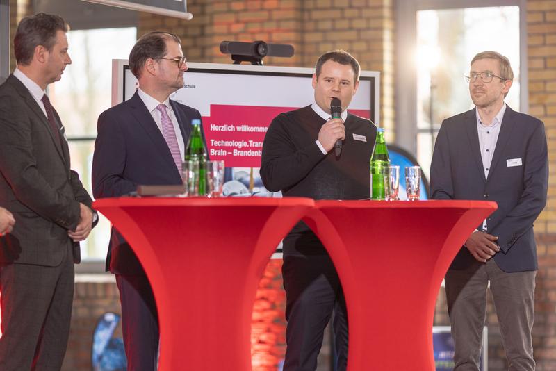 Austausch auf der Bühne des THB-Audimax, von links: Jörg Zietemann (Bürgermeister Rathenow), Prof. Dr. Andreas Wilms (THB-Präsident), Prof. Dr. Justus Eichstädt (Dekan THB-Fachbereich Technik) und Andi Köpke (Geschäftsführer Rathenower Optik GmbH).
