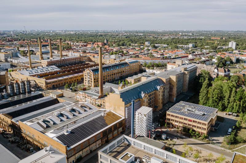 Der Campus Wilhelminenhof von oben mit Sicht auf Solarpanels. Auch die HTW Berlin selbst steht vor der Herausforderung, ihren CO²-Abdruck weiter zu verkleinern.