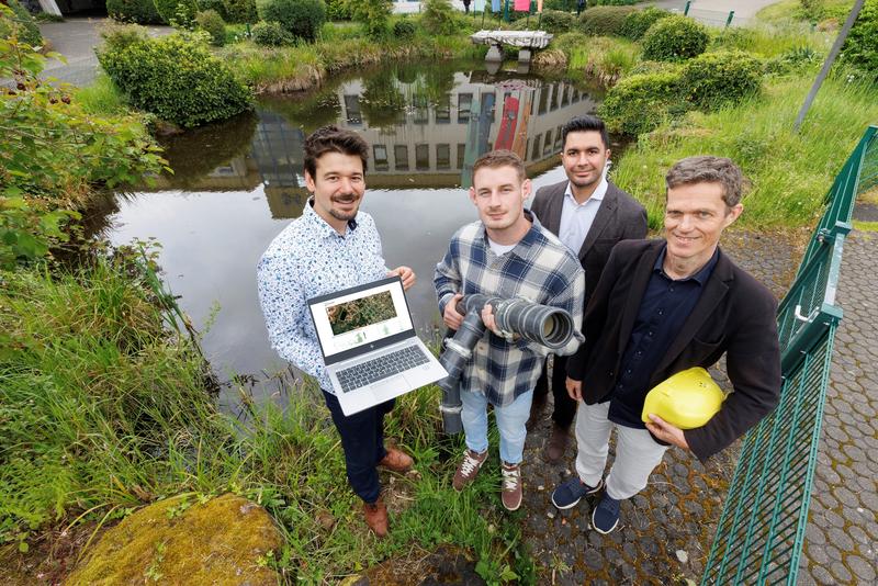 Das Gründerteam stellt seine Software zur automatischen Kanalnetzplanung vor (v.l.n.r.): Timo C. Dilly, Ralf Habermehl, Dr.-Ing. Amin E. Bakhshipour, Prof. Dr.-Ing. Ulrich Dittmer. 