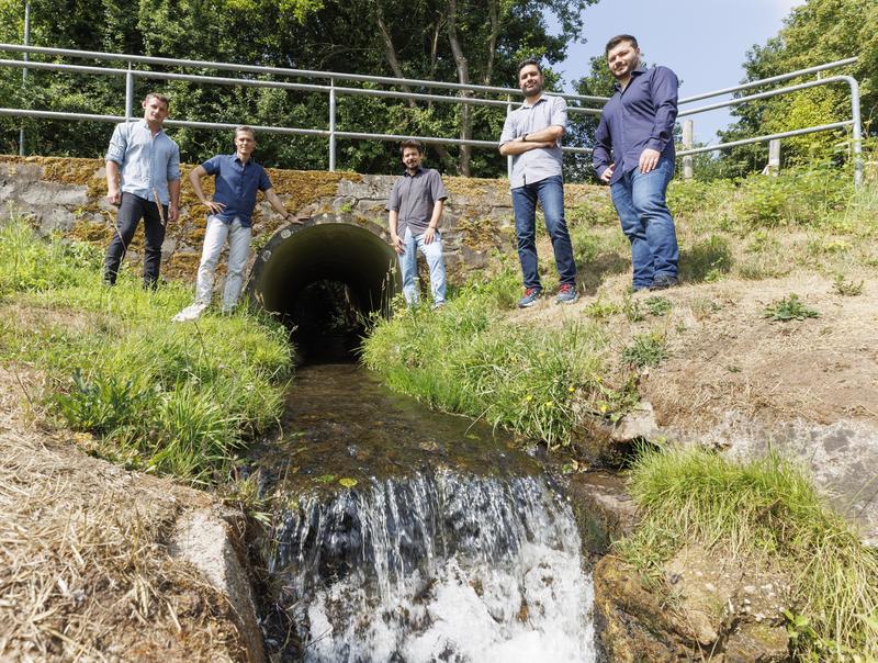 Die Gründer vor einem Regenwasserkanal (v.l.n.r.): Ralf Habermehl, Prof. Dr.-Ing. Ulrich Dittmer, Timo C. Dilly, Dr.-Ing. Amin E. Bakhshipour, Marius Lauer. 