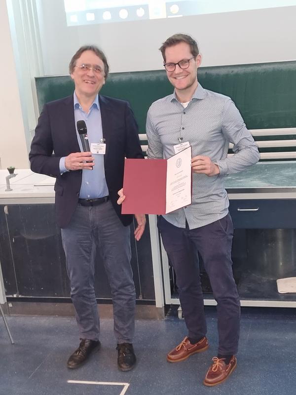 Prof. Roland Seifert (left in the picture) presents the Rudolf Buchheim Prize of the DGPT to Gerrit Bredeck (right in the picture).