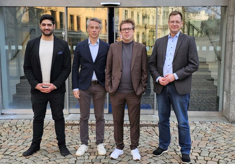 Das Forscherteam v.l.n.r.: Dirar Aldabek (HBK Zwickau), Prof. Dr. Christian Mawrin (Universitätsklinikum Magdeburg), PD Dr. Michael Luchtmann (HBK Zwickau), Prof. Dr. Maik Fröhlich (Westsächsische Hochschule Zwickau).  