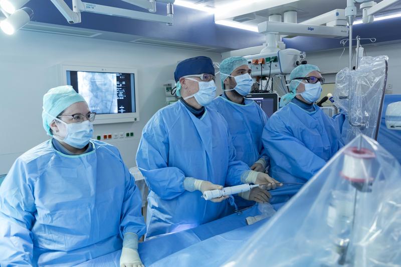 Interdisziplinäres Kardioteam im Hybrid-OP bei der kathetergestützten Therapie der Aortenklappenstenose (TAVI)
