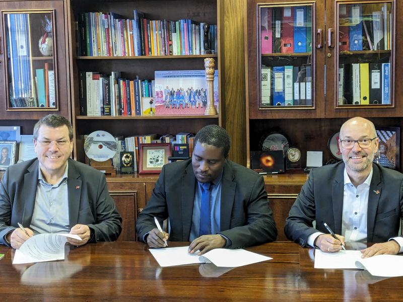 Vertragsunterzeichnung, vlnr : Prof. Dr. Herbert Dreher, Rektor DHBW Ravensburg; Prof. Dr. Kenneth Matengu, Vice Chancellor, University of Namibia; Prof. Dr. Stephan Schenk