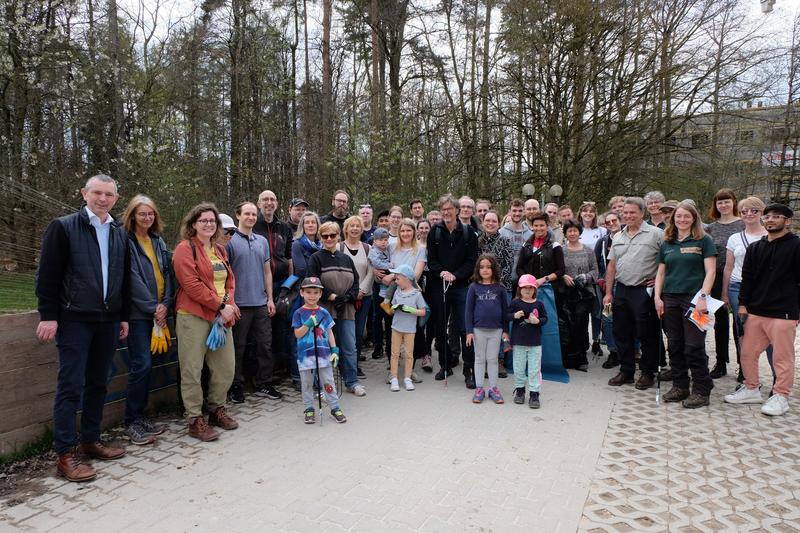 Rund 60 freiwillige Helferinnen und Helfer treffen sich zur Waldputzaktion 