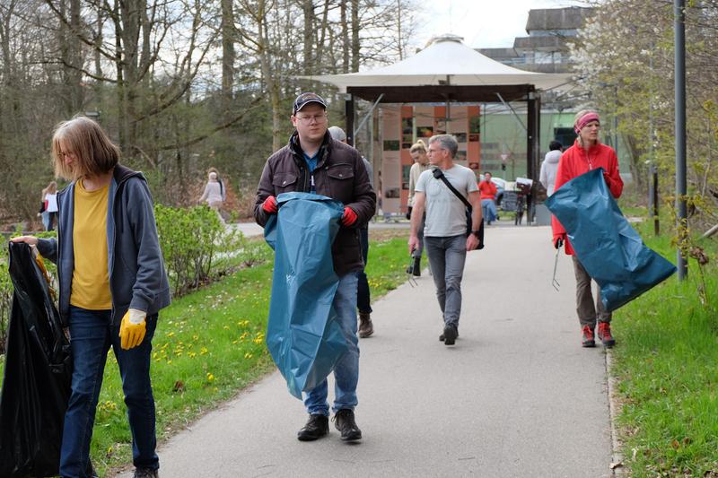 Sammlerinnen und Sammler sind bei der Waldputzaktion auch entlang des Hans-Krebs-Wegs auf dem Uni-Campus unterwegs