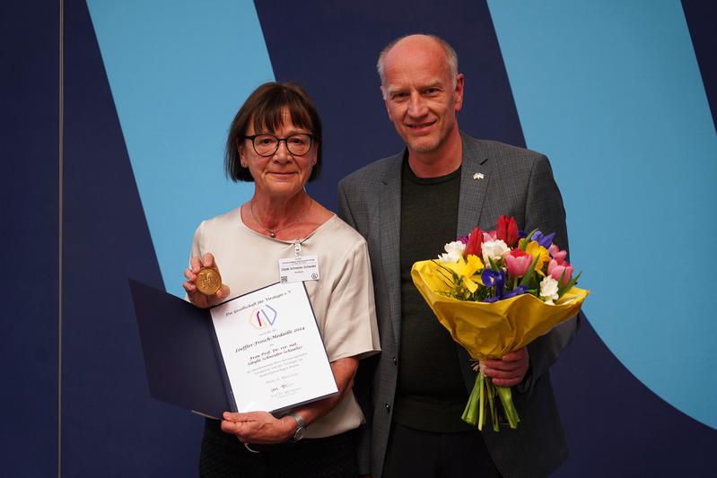 Sibylle Schneider-Schaulies 2024 beim Kongress in Wien mit der Loeffler-Frosch-Medaille und ihrem Laudator Ulf Dittmer. 