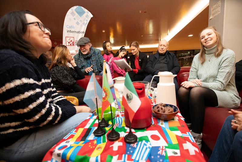 Researchers meet every Wednesday at the “Café International” 