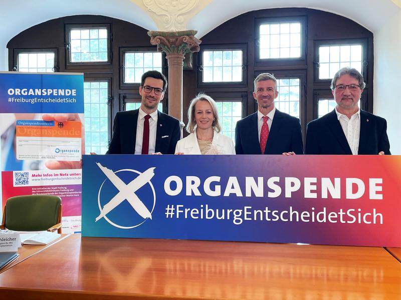 Bildunterschrift (v.l.n.r): Dr. Christina Schleicher (Deutsche Stiftung Organtransplantation), Martin Horn (Stadt Freiburg), Prof. Dr. Frederik Wenz (Universitätsklinikum Freiburg), Burkard Tapp (Bundesverband der Organtransplantierten)