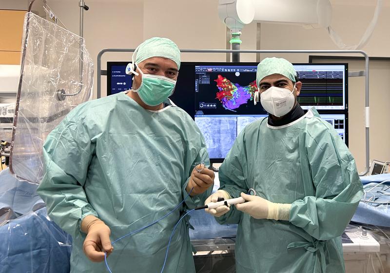 Prof. Dr. Philipp Sommer (l.) und Facharzt Moneeb Khalaph (r.) bei der Deutschlandpremiere im Herzkatheterlabor